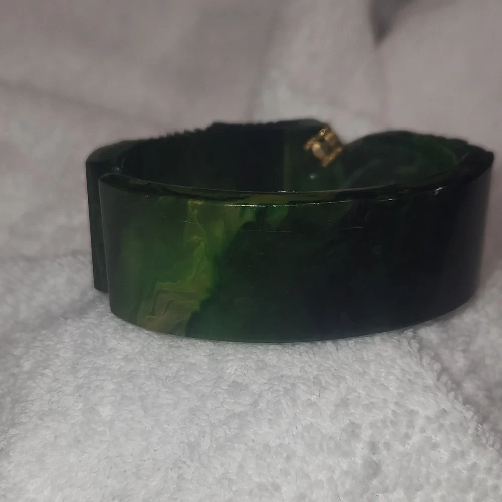 Vintage Green Marbled Bakelite Clamper Bracelet‎ Carved Art Deco Hinged Bangle